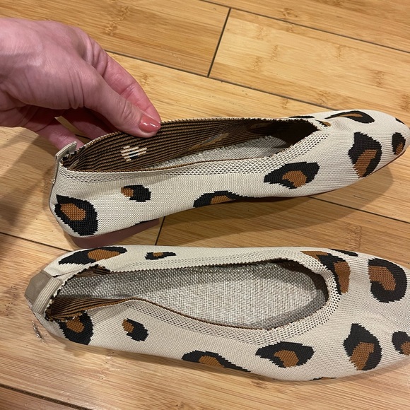 Super cute leopard print flats! - Picture 4 of 8